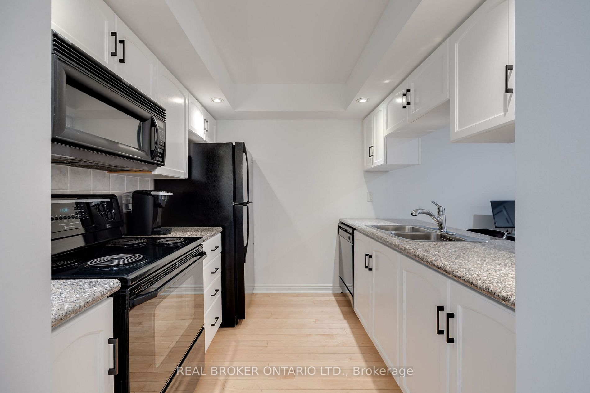 250 Wellington St W, #933