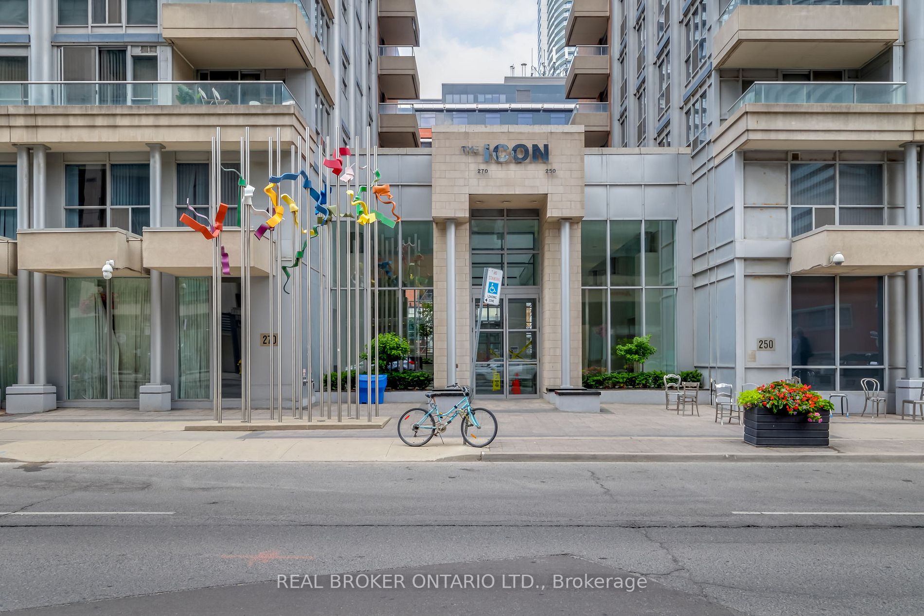 250 Wellington St W, #933
