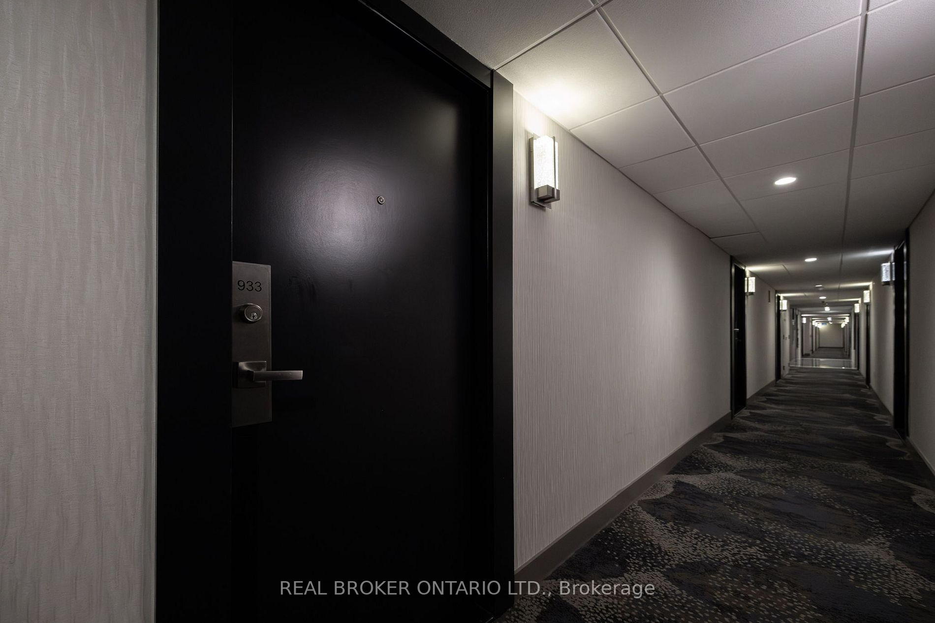 250 Wellington St W, #933