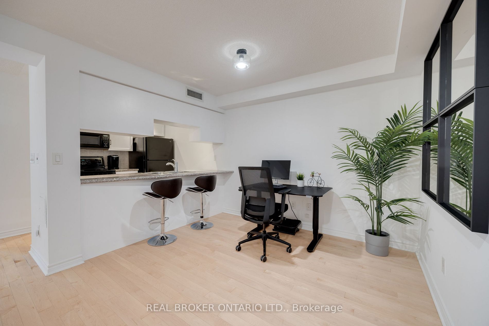 250 Wellington St W, #933