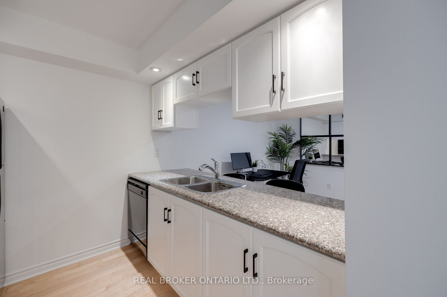 250 Wellington St W, #933