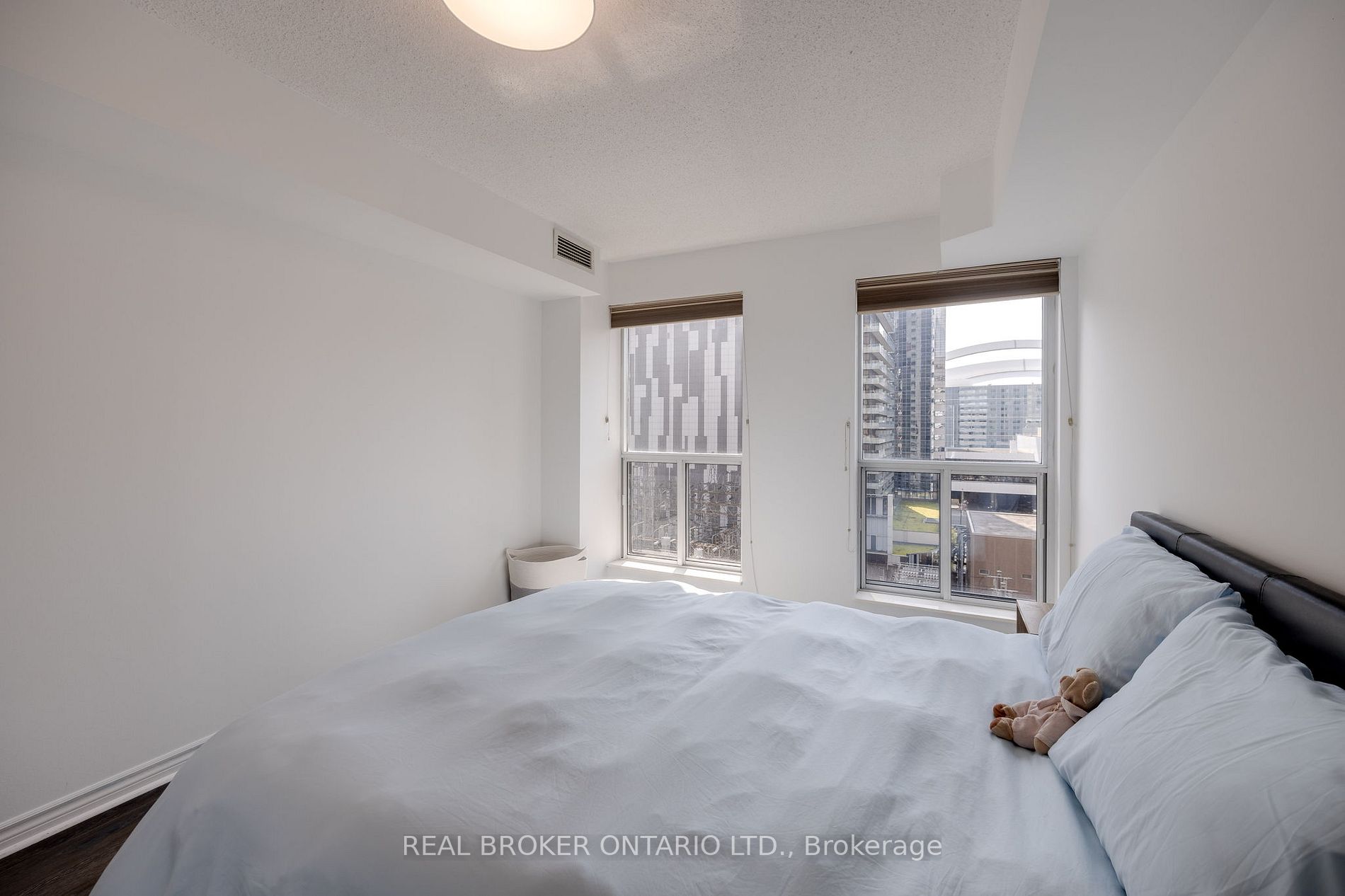 250 Wellington St W, #933