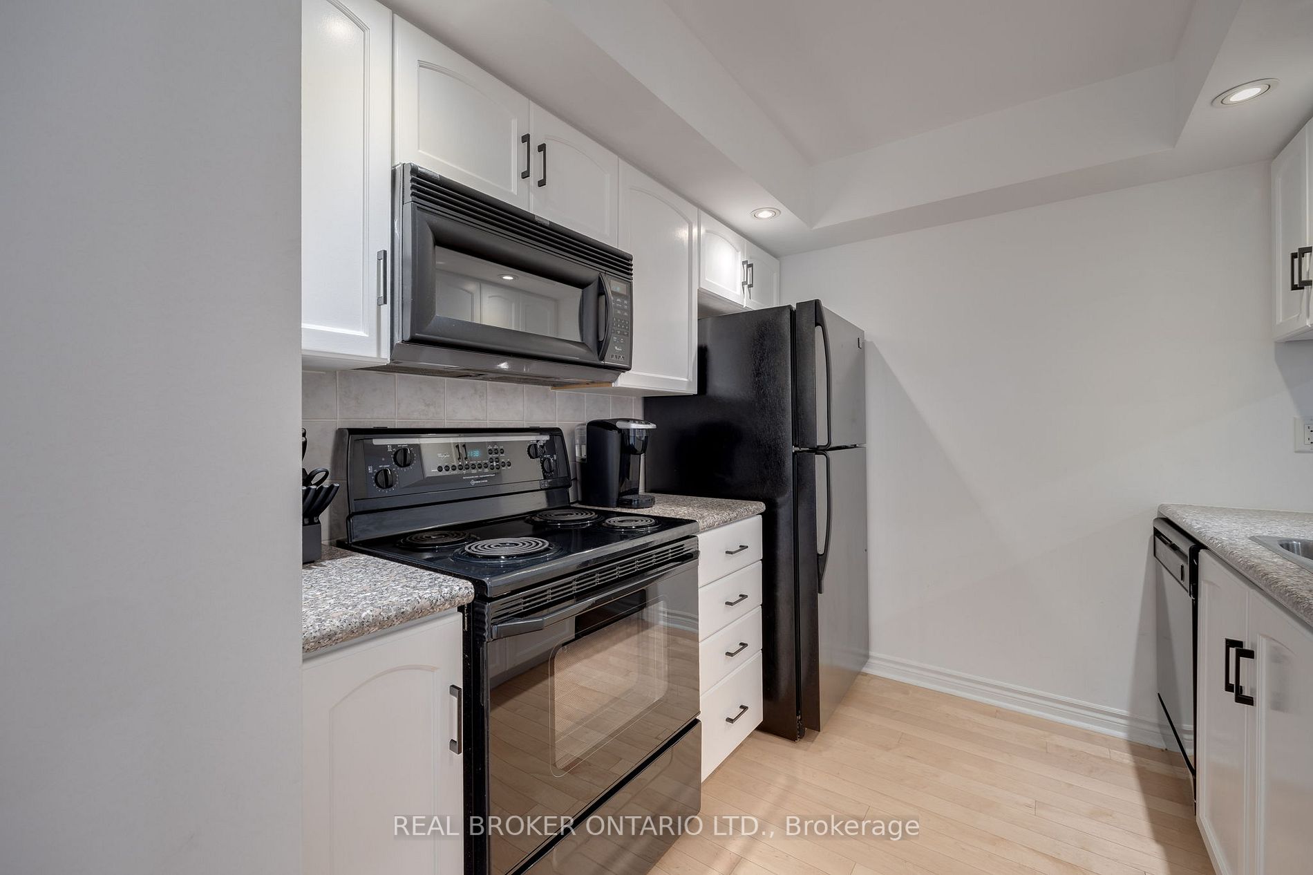 250 Wellington St W, #933