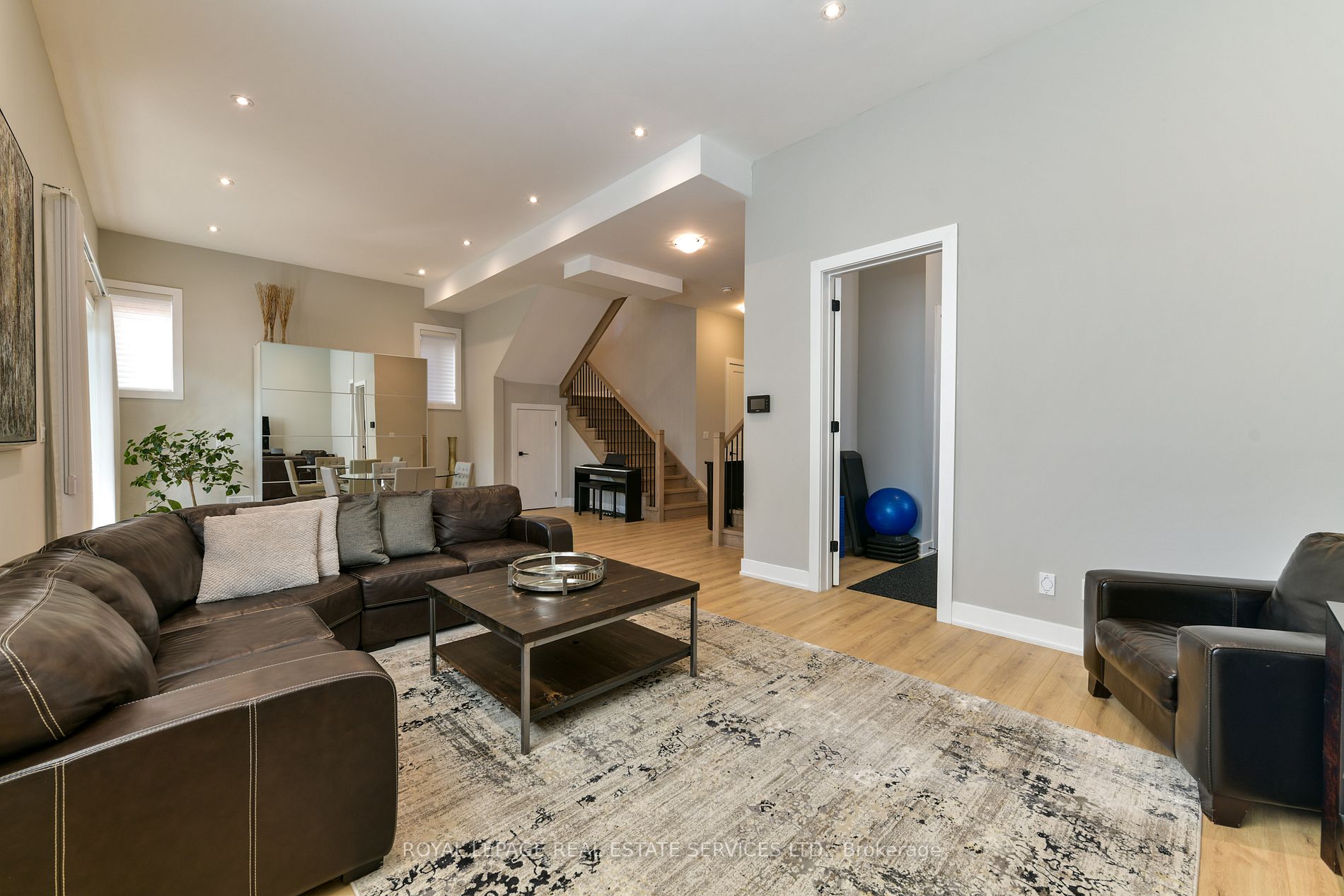 23 Anndale Dr