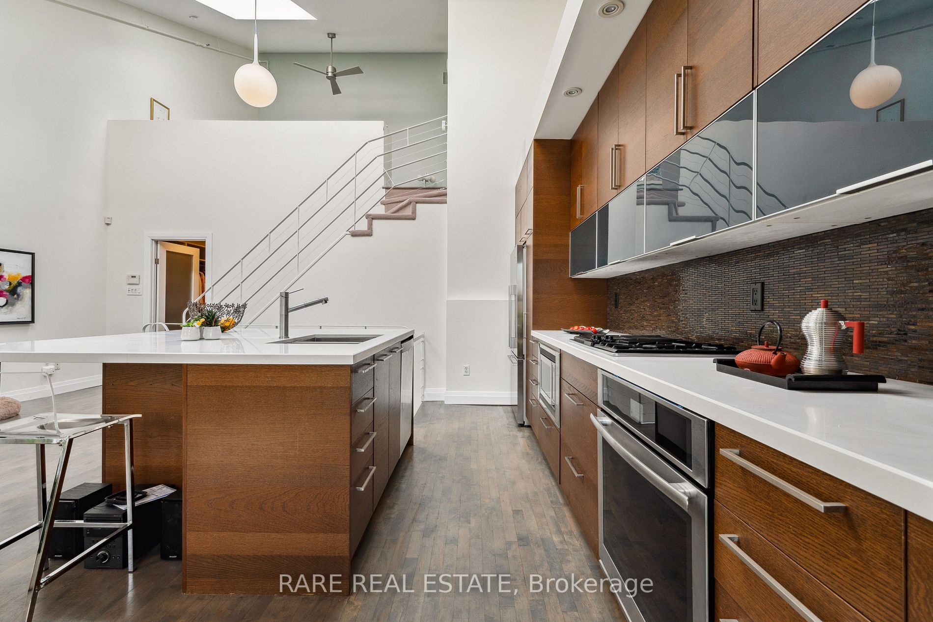 670 Richmond St, #204