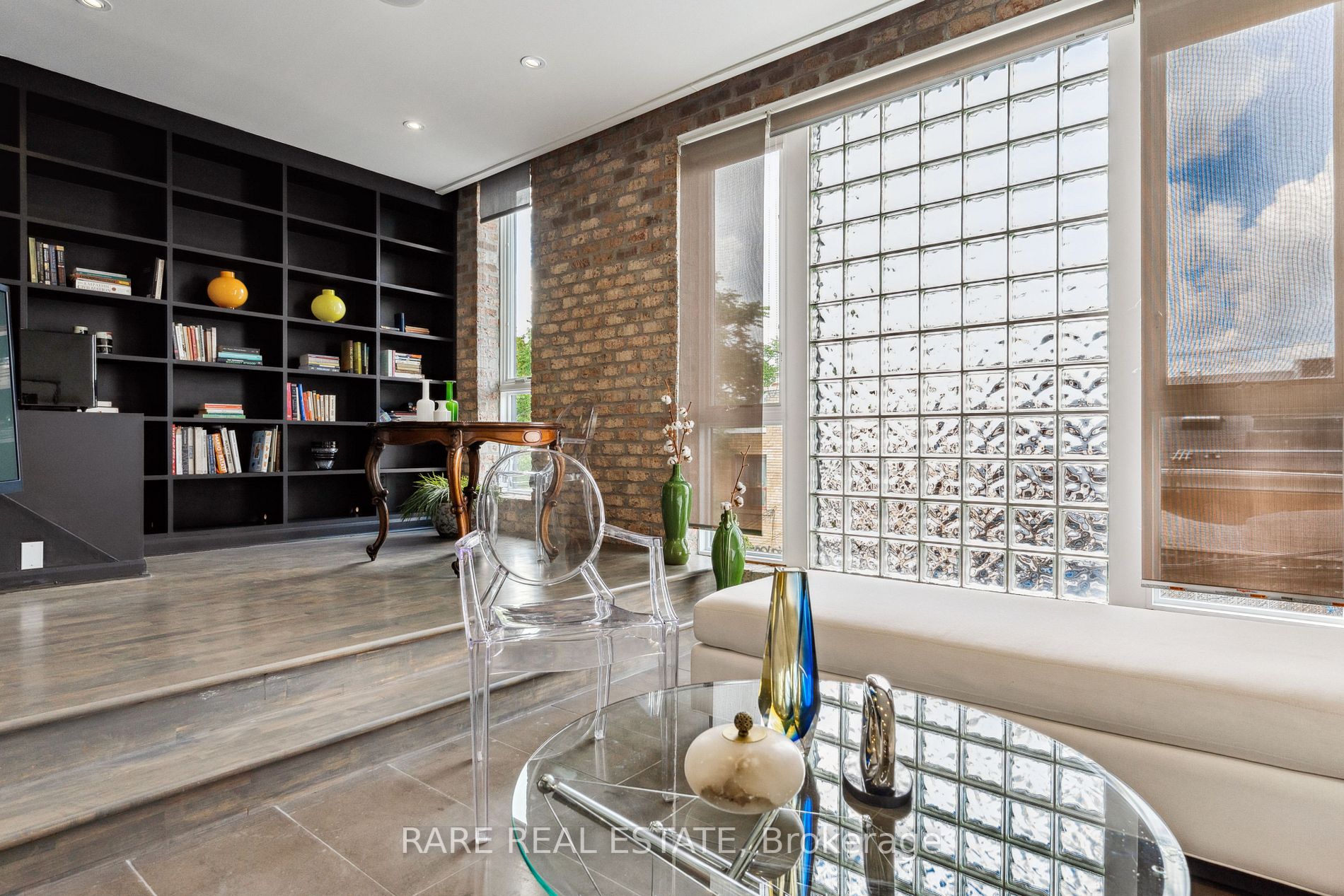 670 Richmond St, #204