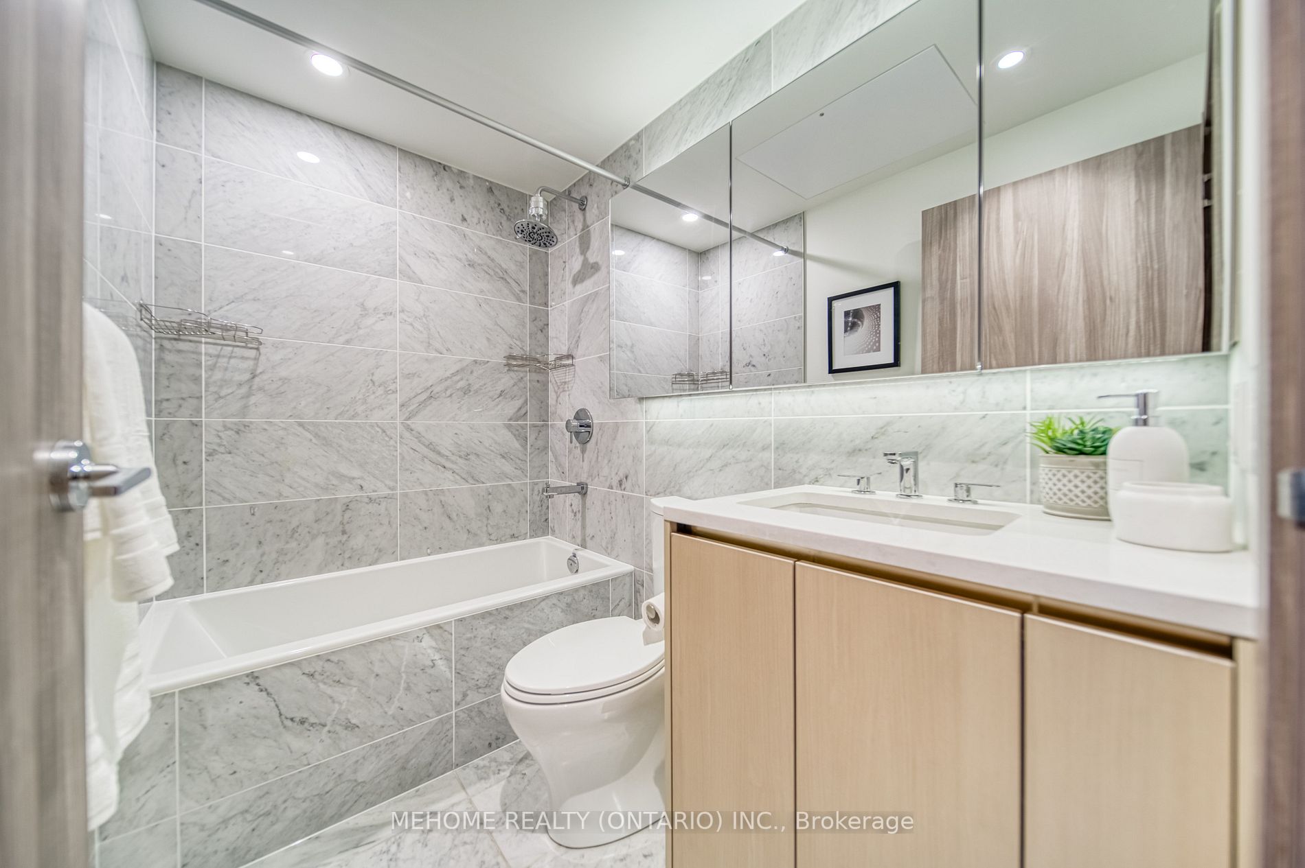95 Mcmahon Dr, #901