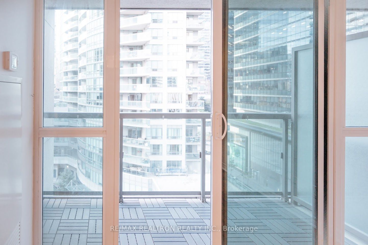 19 Grand Trunk Cres, #903