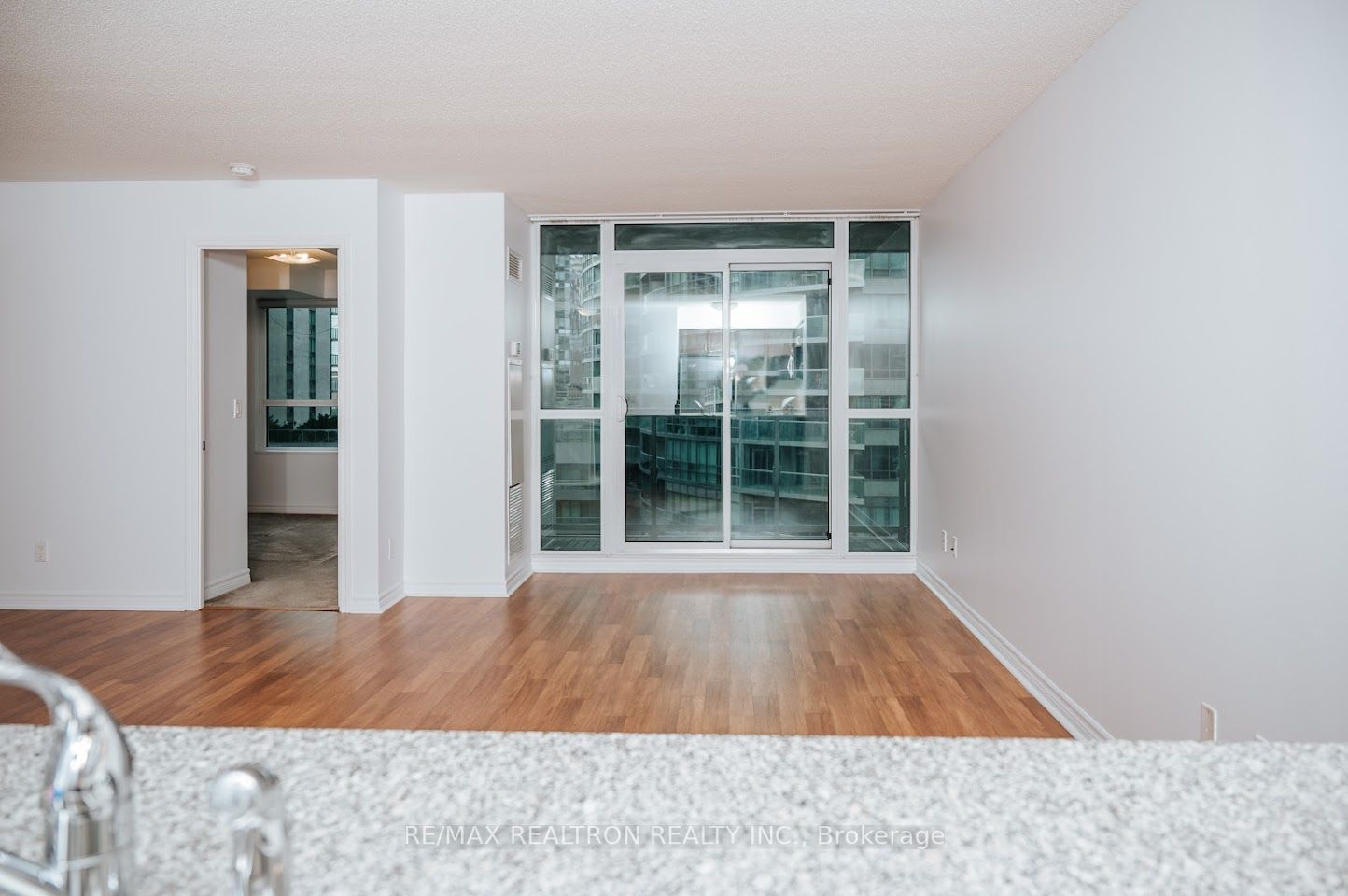 19 Grand Trunk Cres, #903