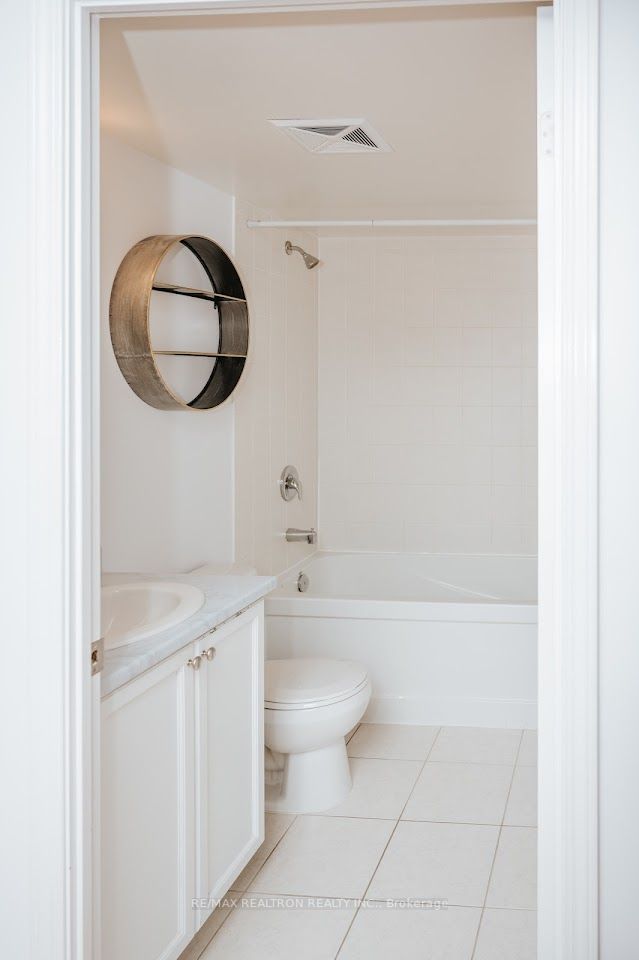 19 Grand Trunk Cres, #903