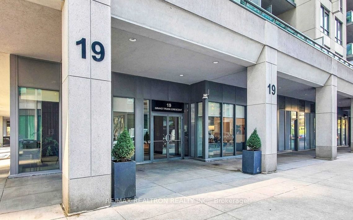 19 Grand Trunk Cres, #903