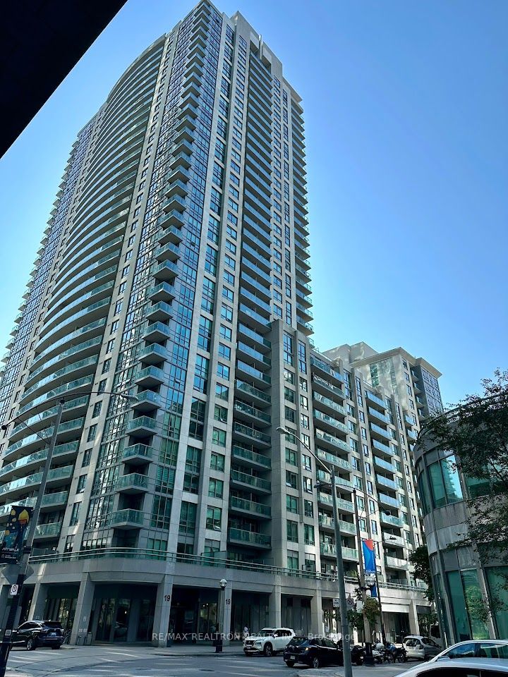 19 Grand Trunk Cres, #903