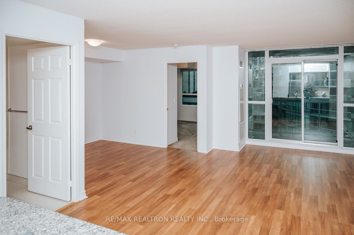 19 Grand Trunk Cres, #903