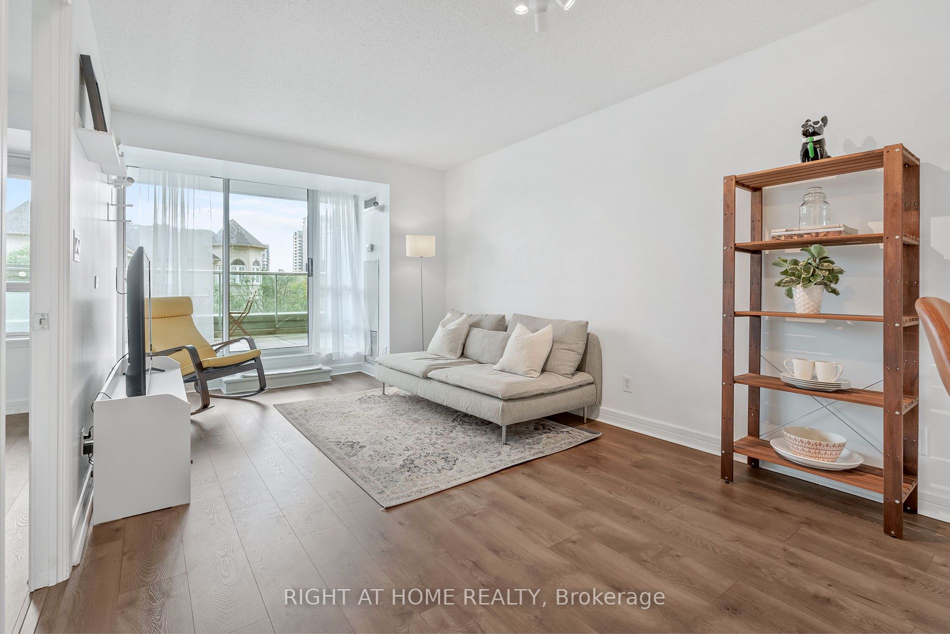 16 Harrison Garden Blvd, #209