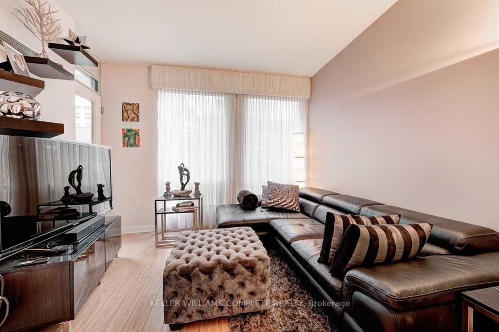 85 Bloor Street E, #903