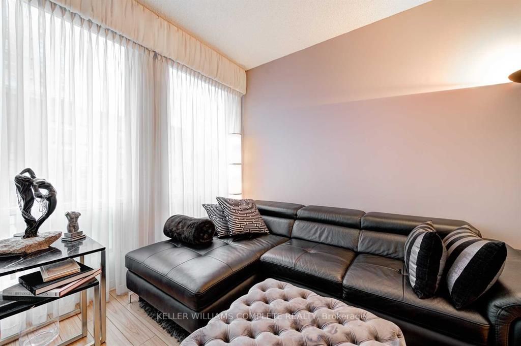 85 Bloor Street E, #903