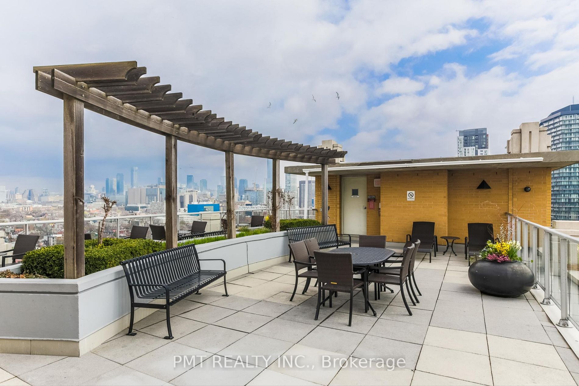 438 Richmond St W, #306