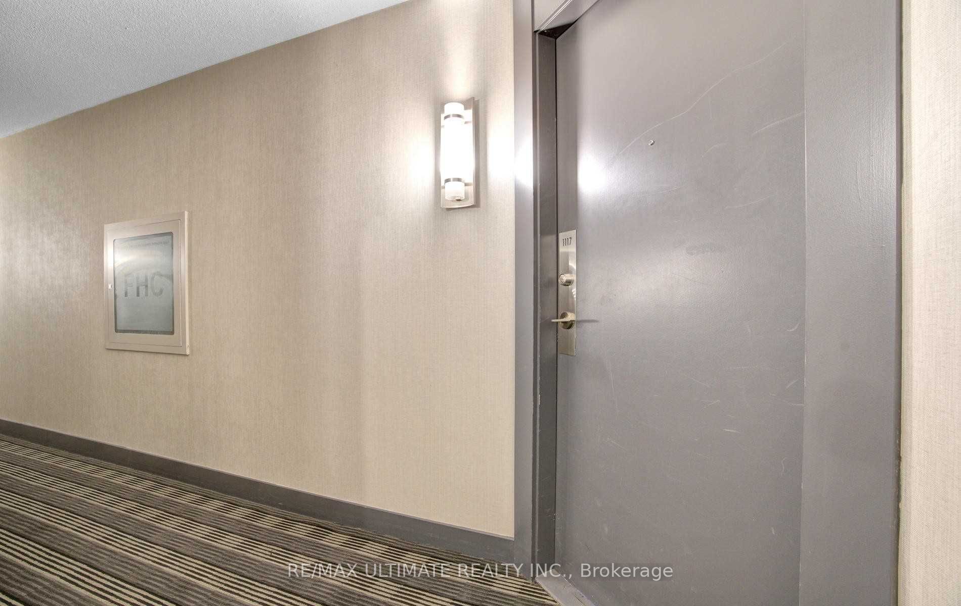 270 Wellington Street W, #1117