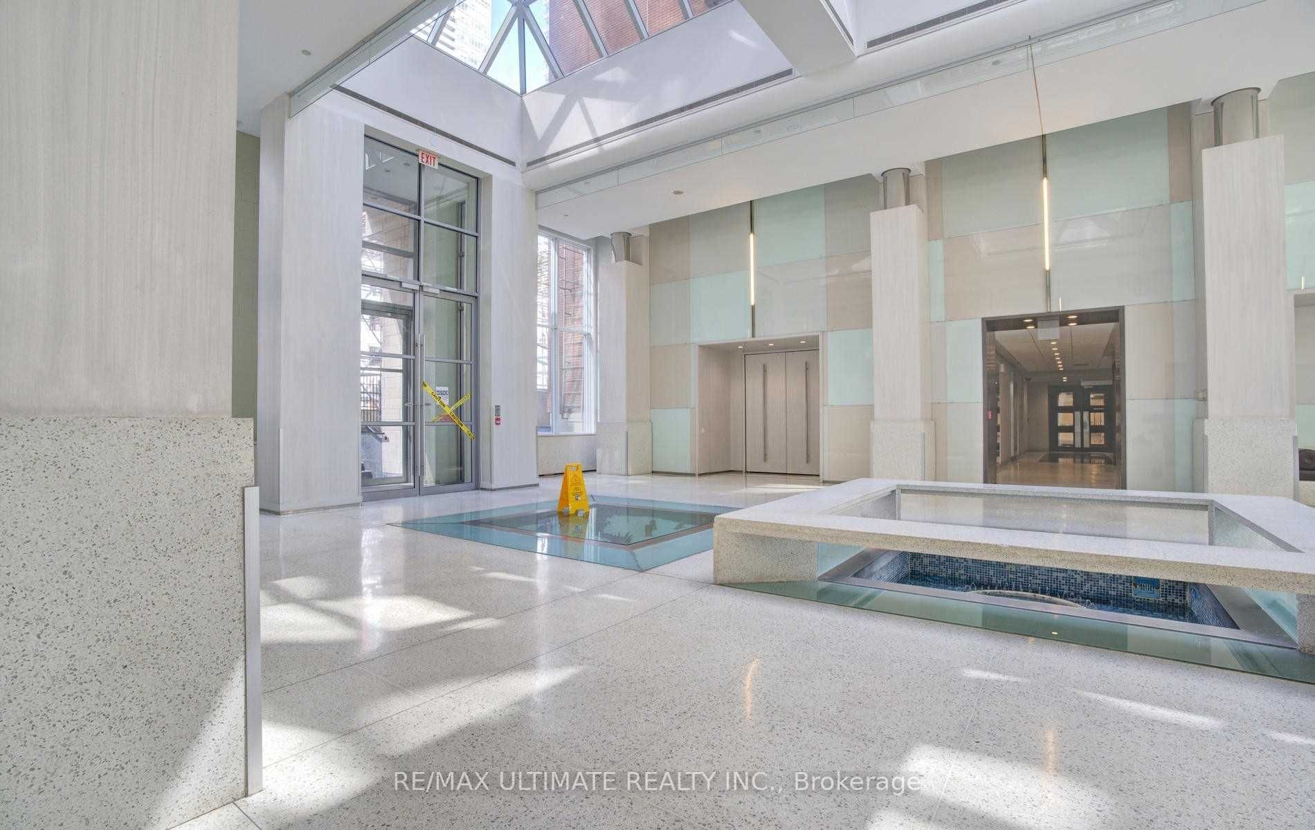 270 Wellington Street W, #1117