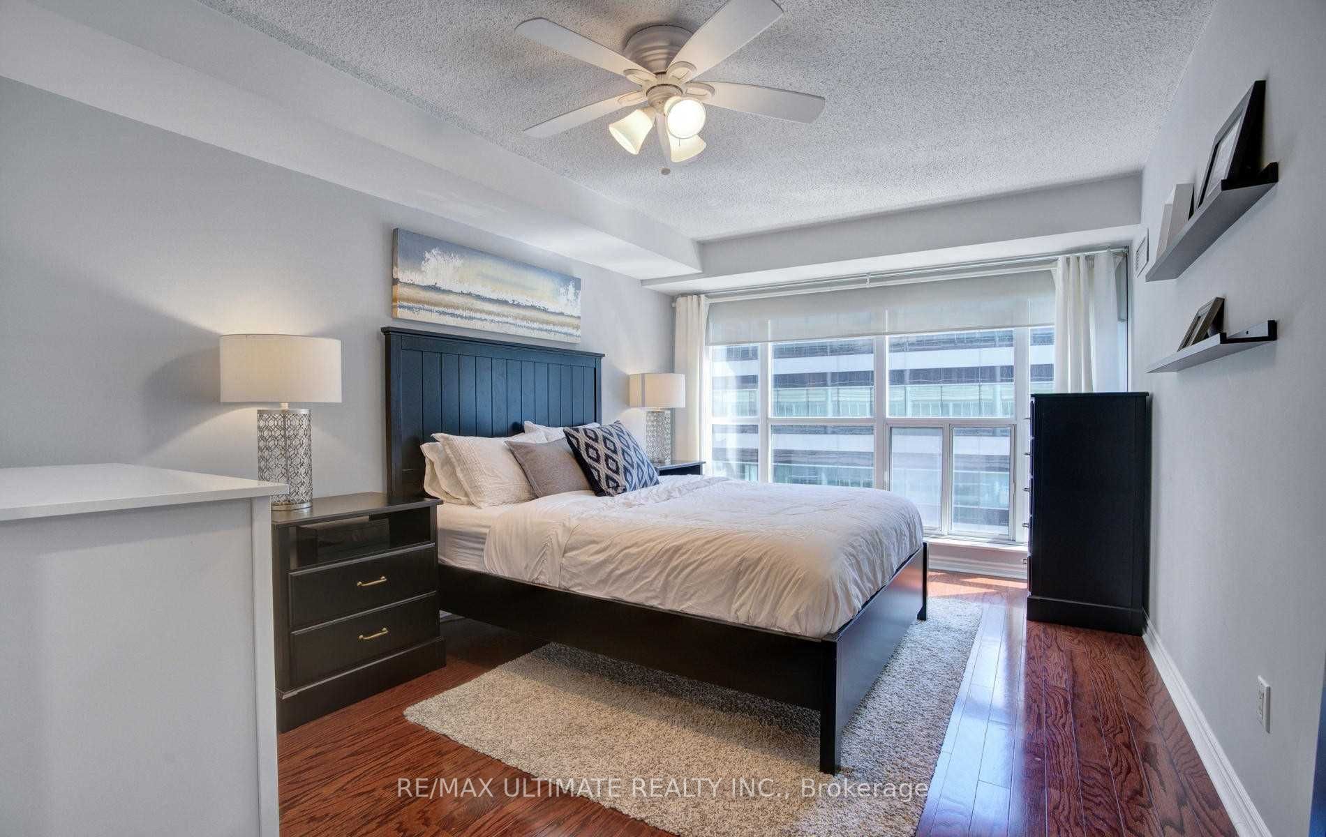 270 Wellington Street W, #1117