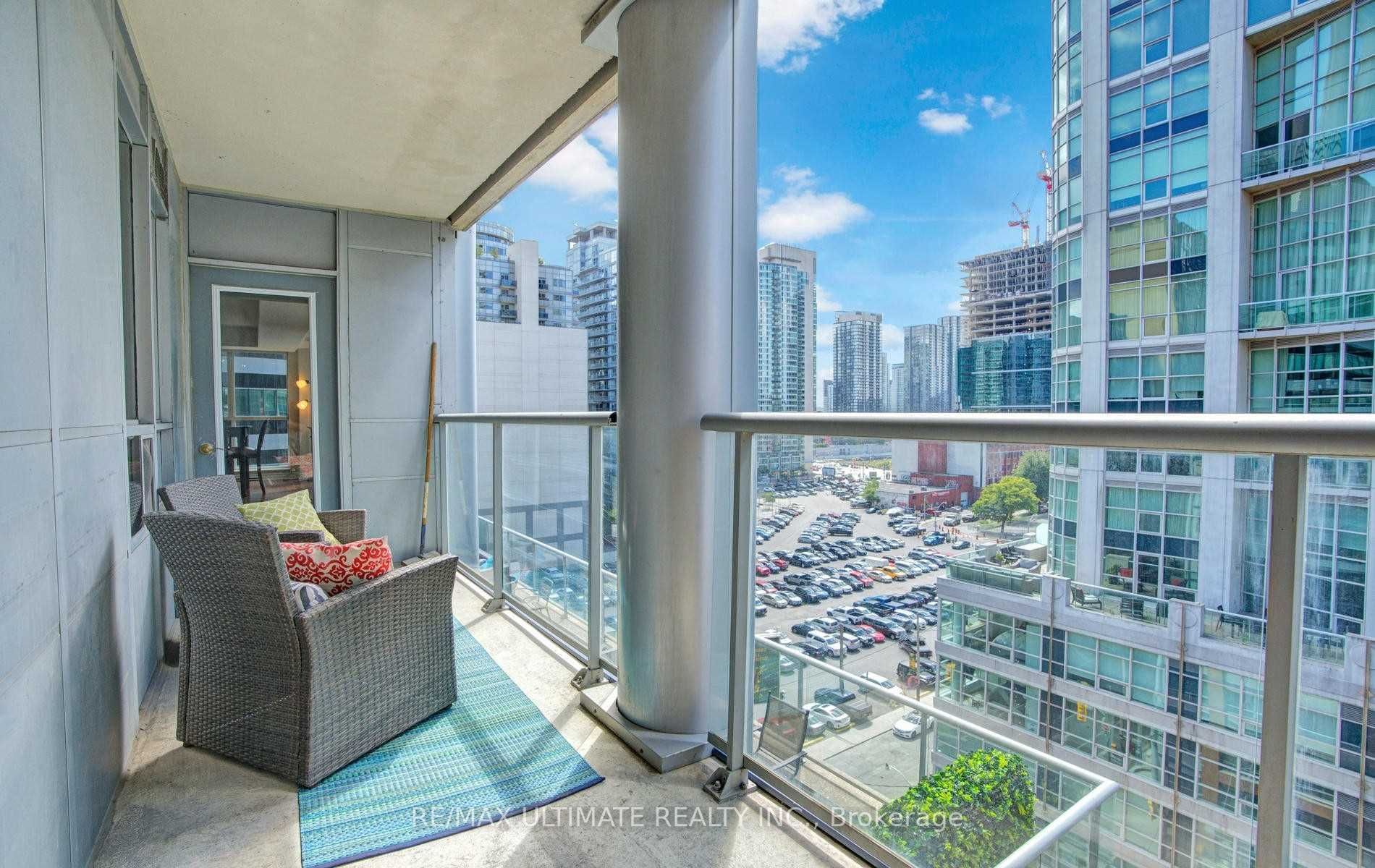 270 Wellington Street W, #1117