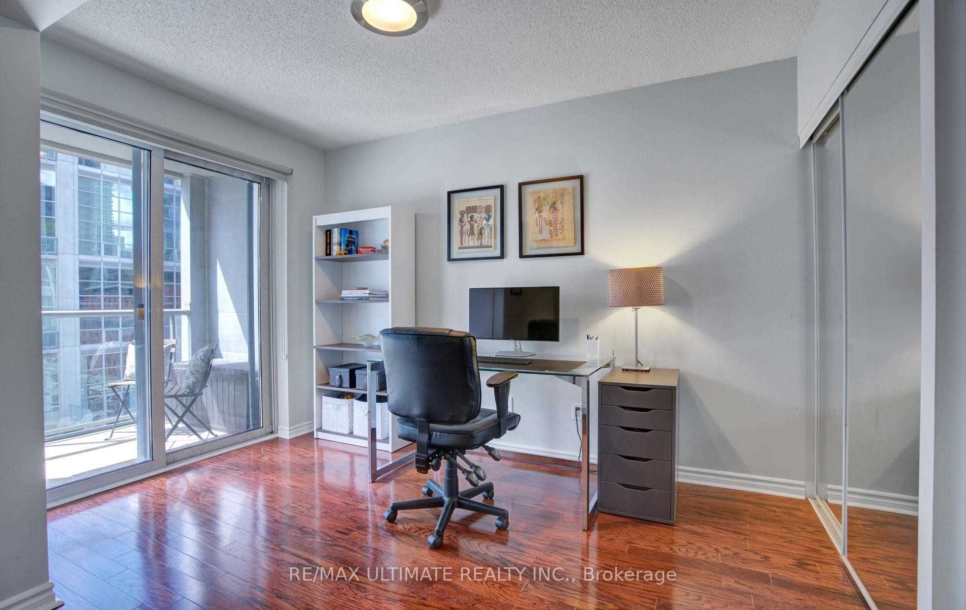 270 Wellington Street W, #1117