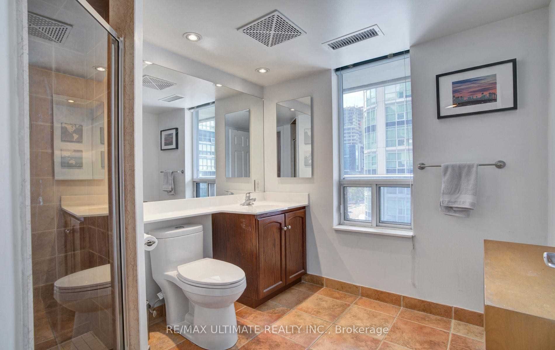 270 Wellington Street W, #1117