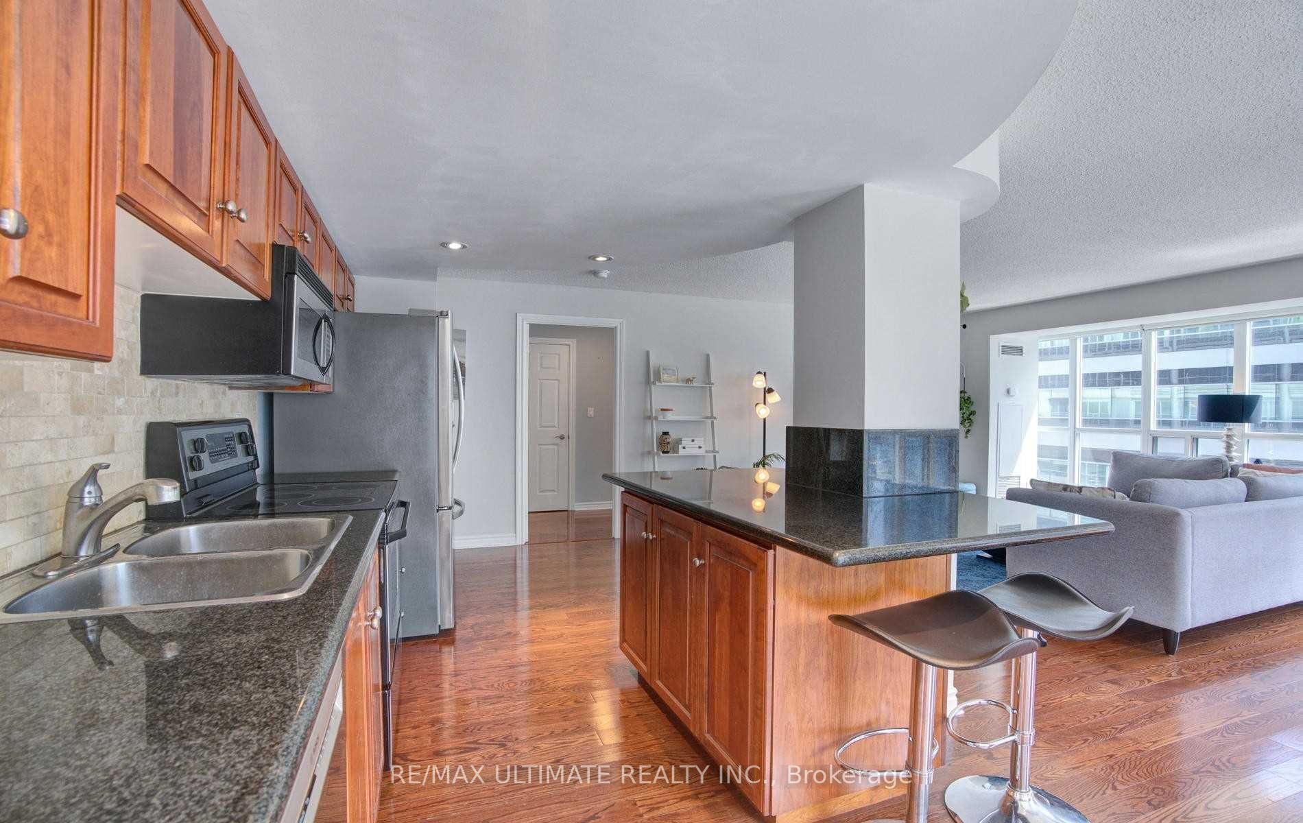 270 Wellington Street W, #1117