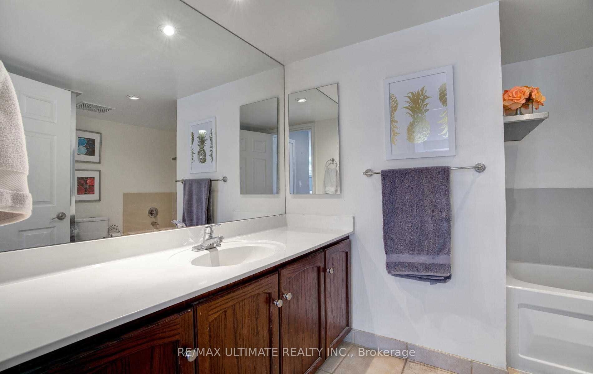 270 Wellington Street W, #1117