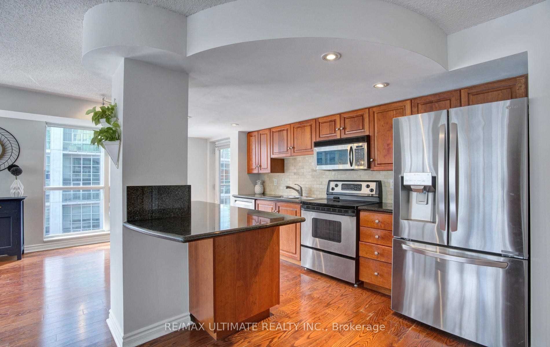 270 Wellington Street W, #1117
