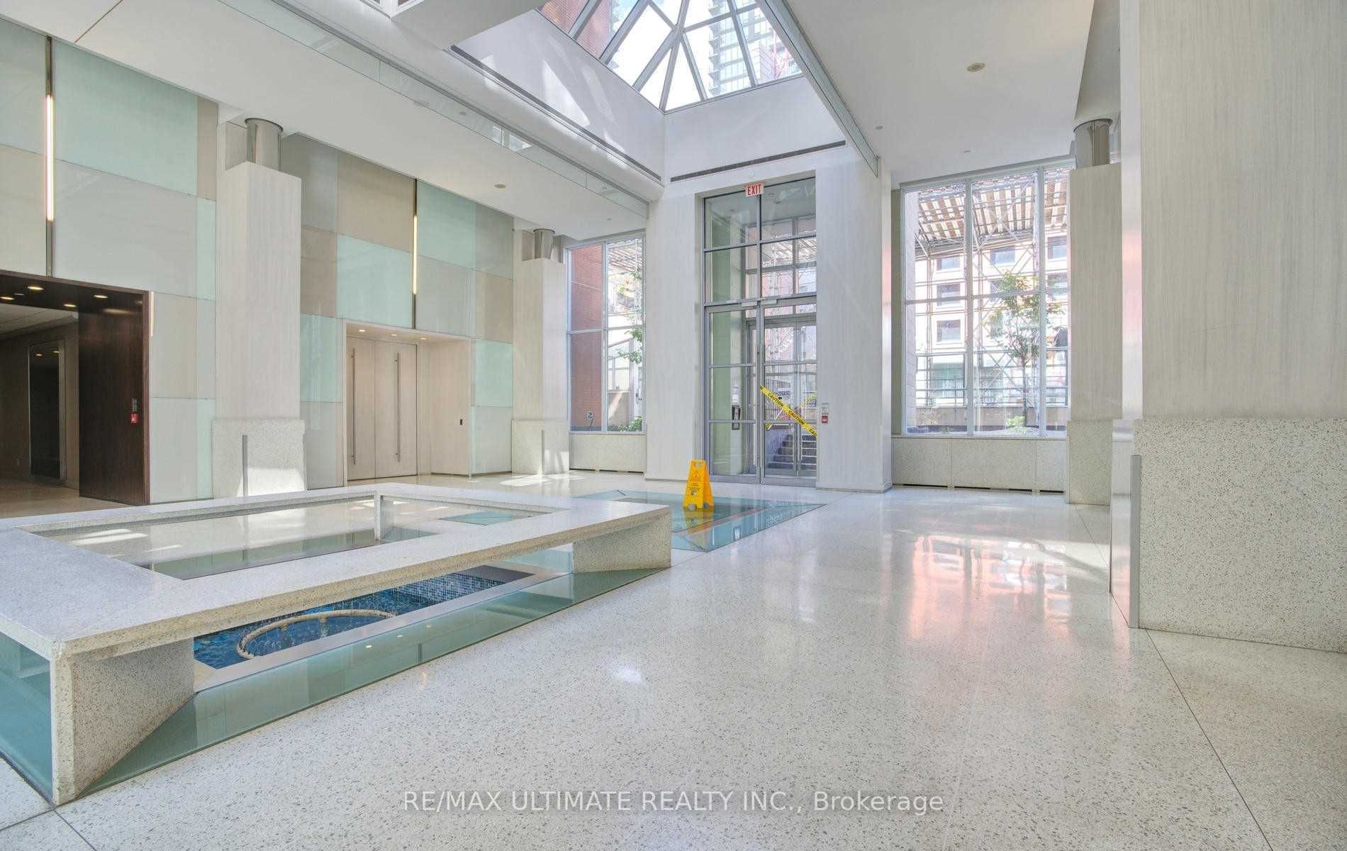 270 Wellington Street W, #1117