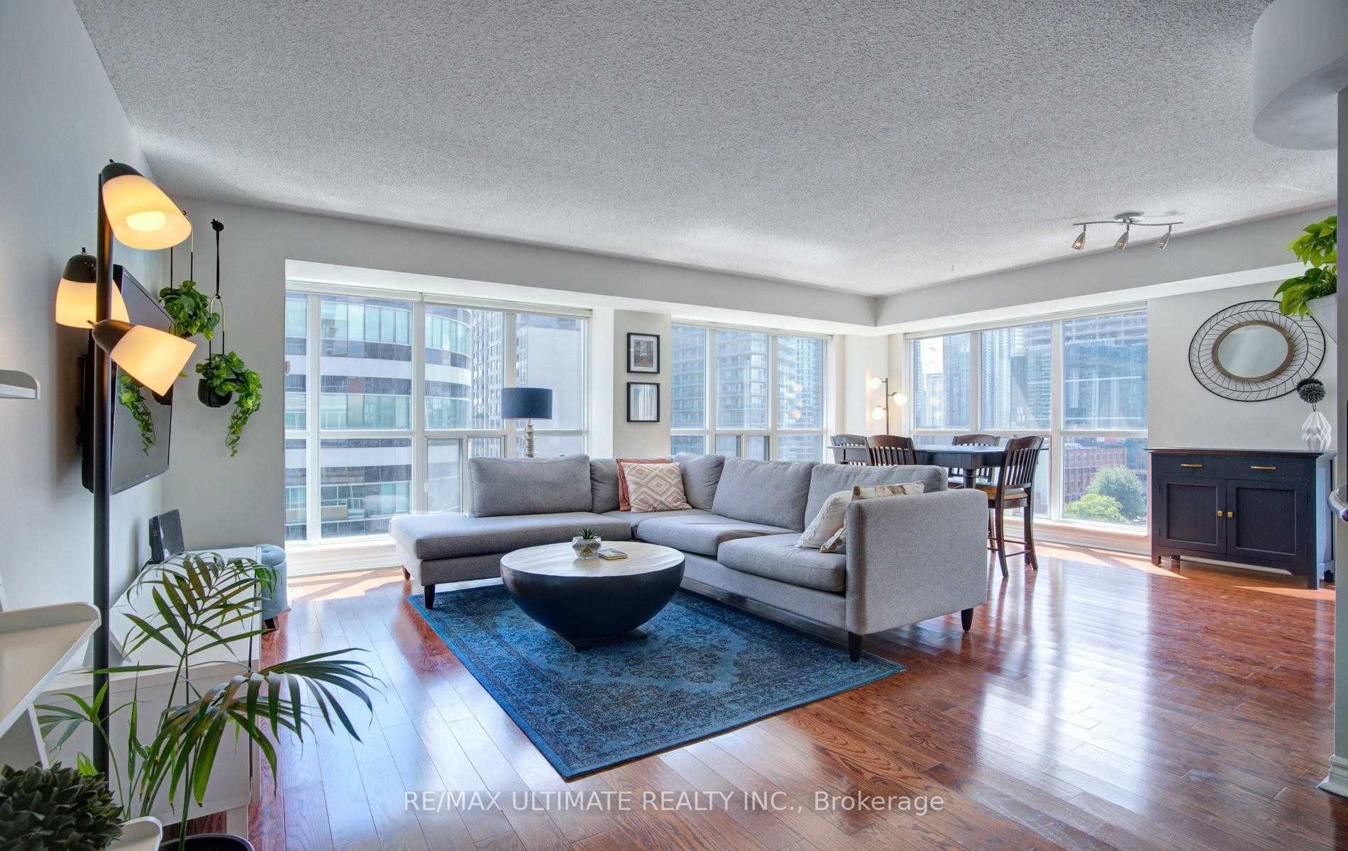 270 Wellington St W, #1117
