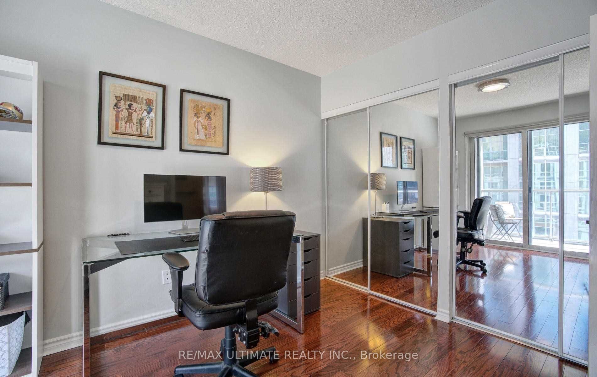 270 Wellington Street W, #1117