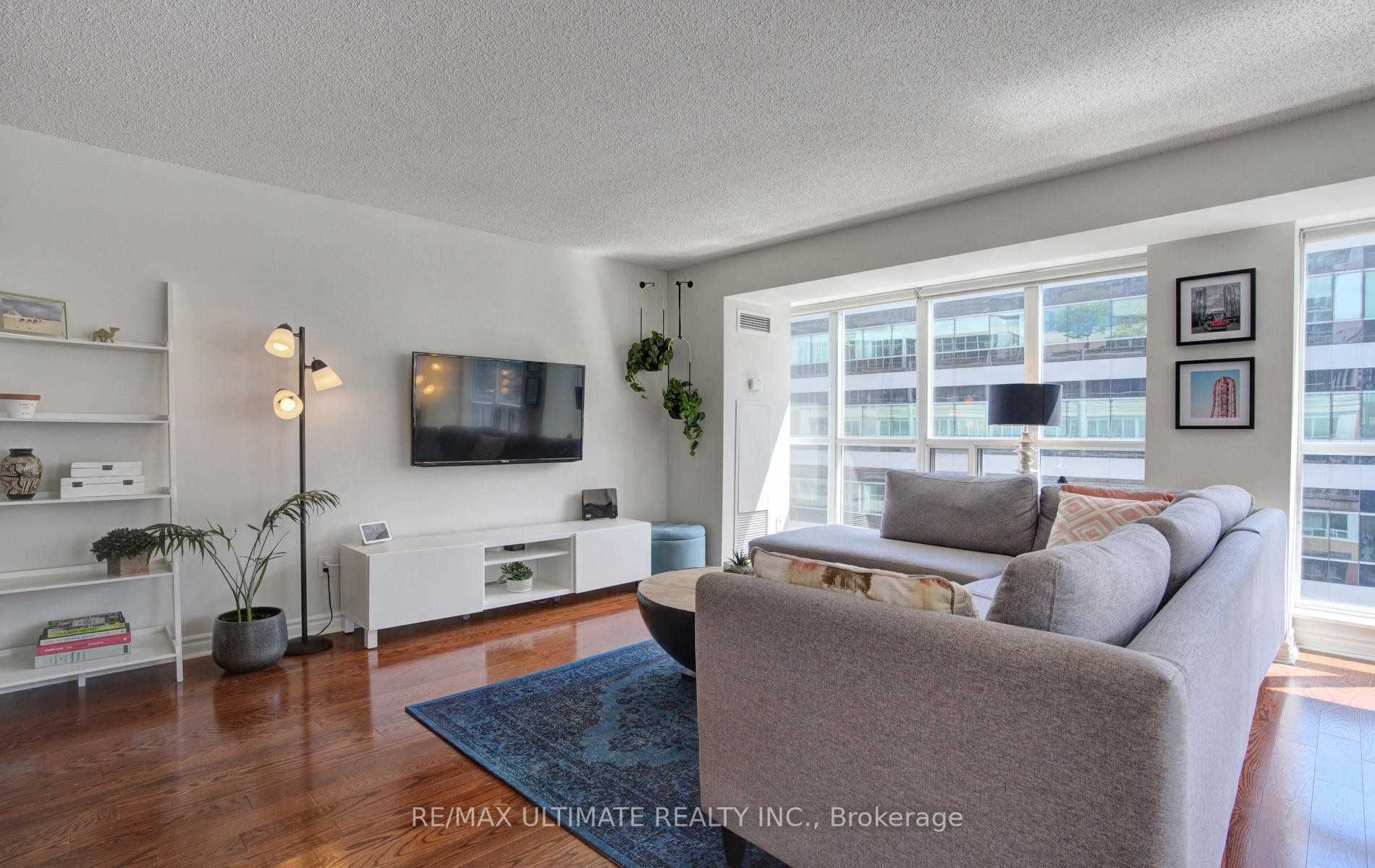 270 Wellington Street W, #1117