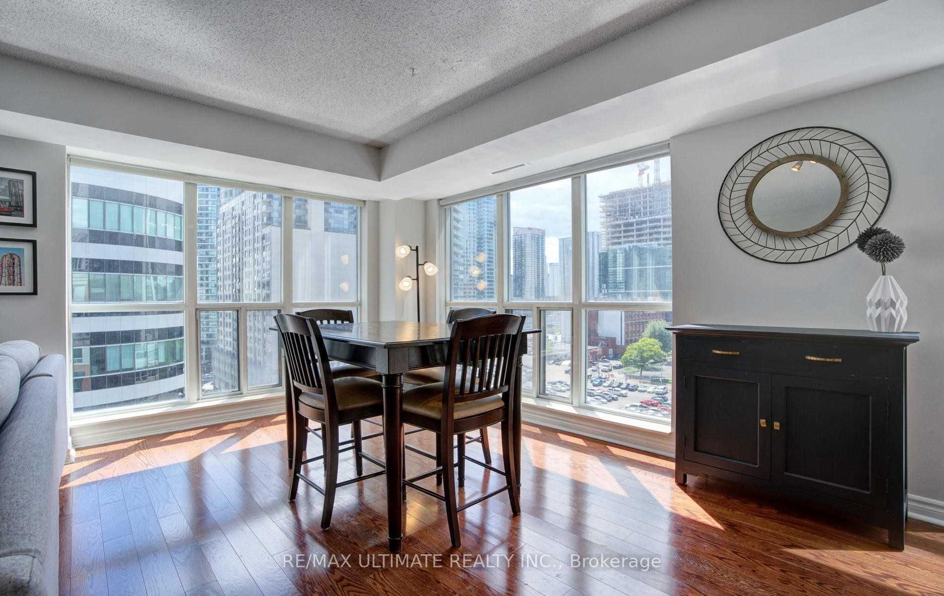 270 Wellington Street W, #1117