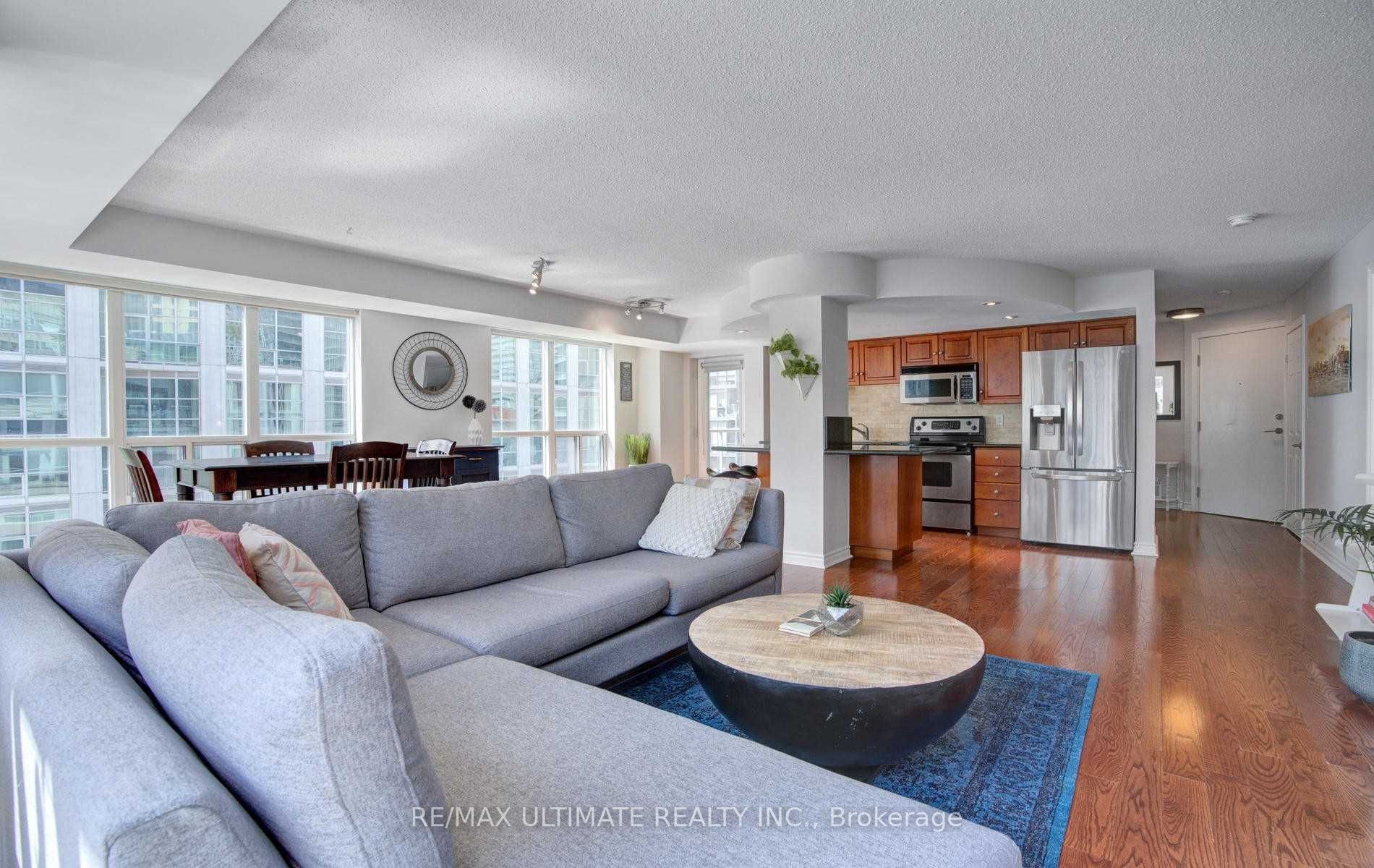 270 Wellington Street W, #1117