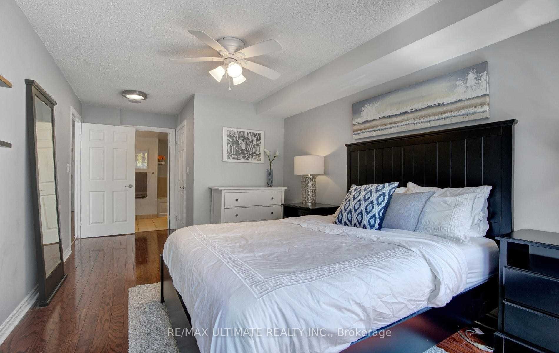 270 Wellington Street W, #1117