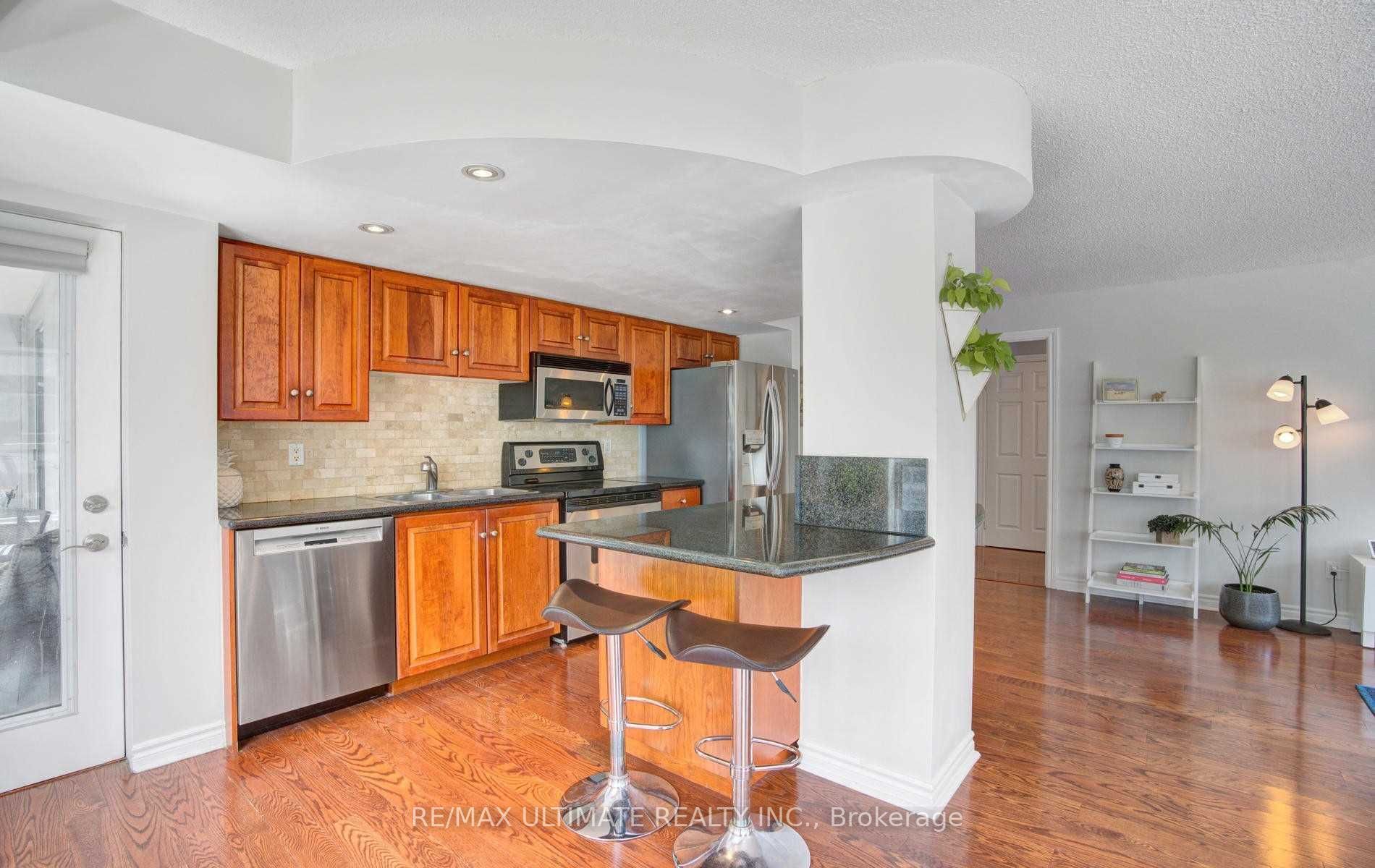 270 Wellington Street W, #1117