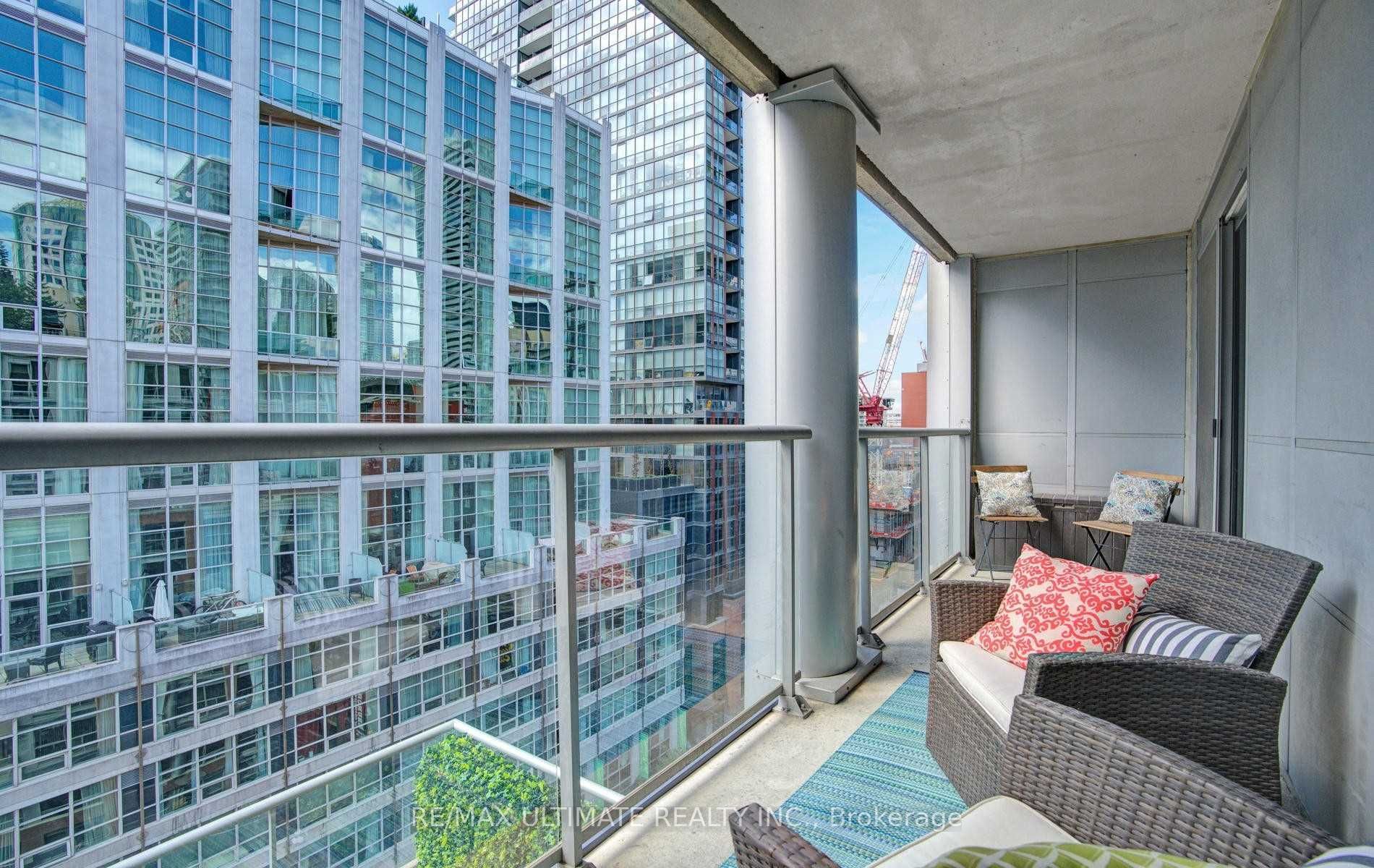 270 Wellington Street W, #1117