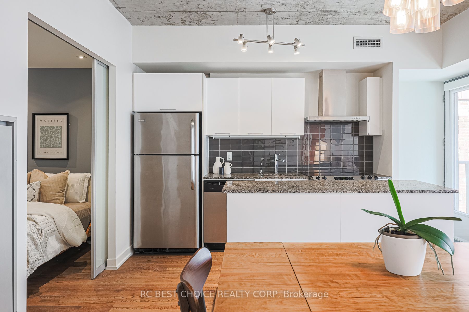 650 King St W, #410