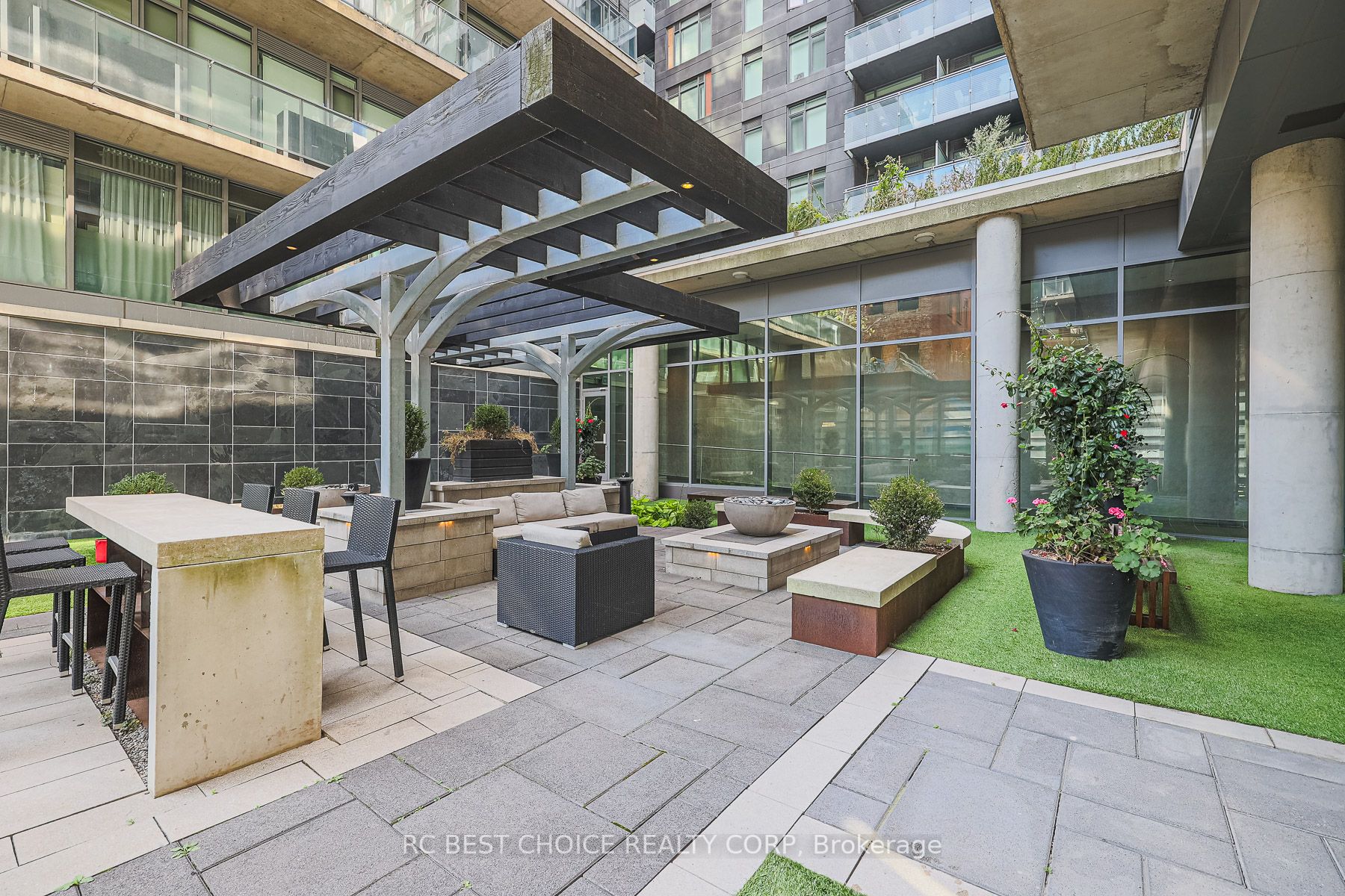 650 King St W, #410