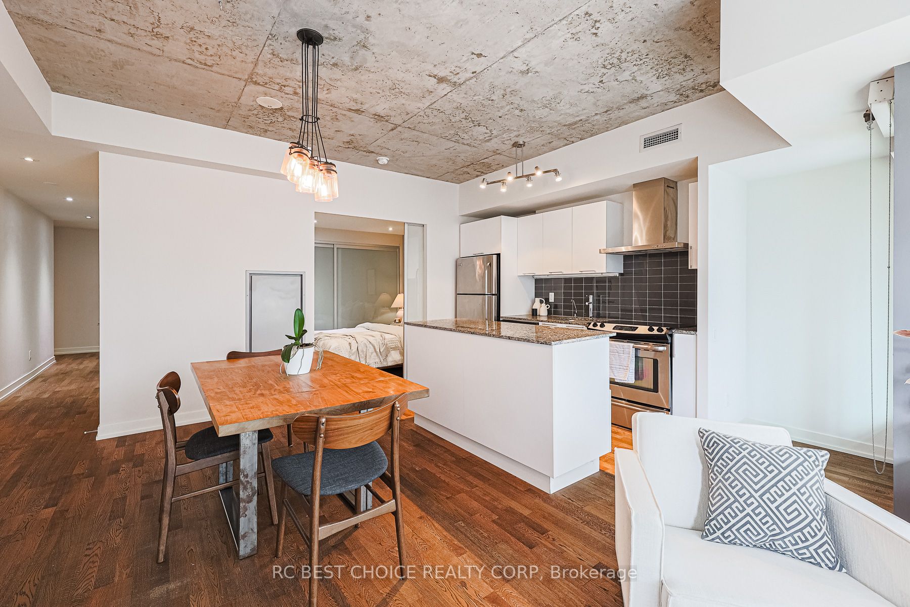 650 King St W, #410