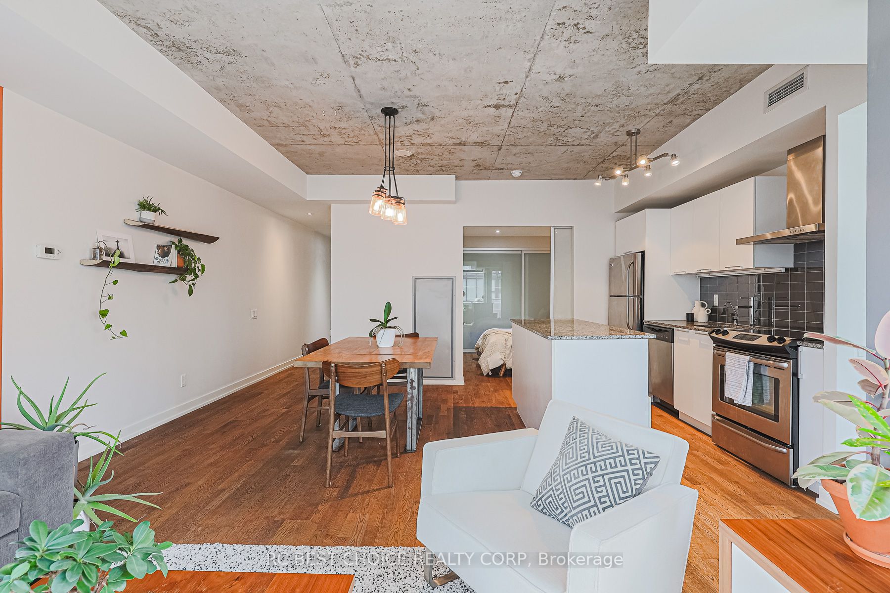 650 King St W, #410