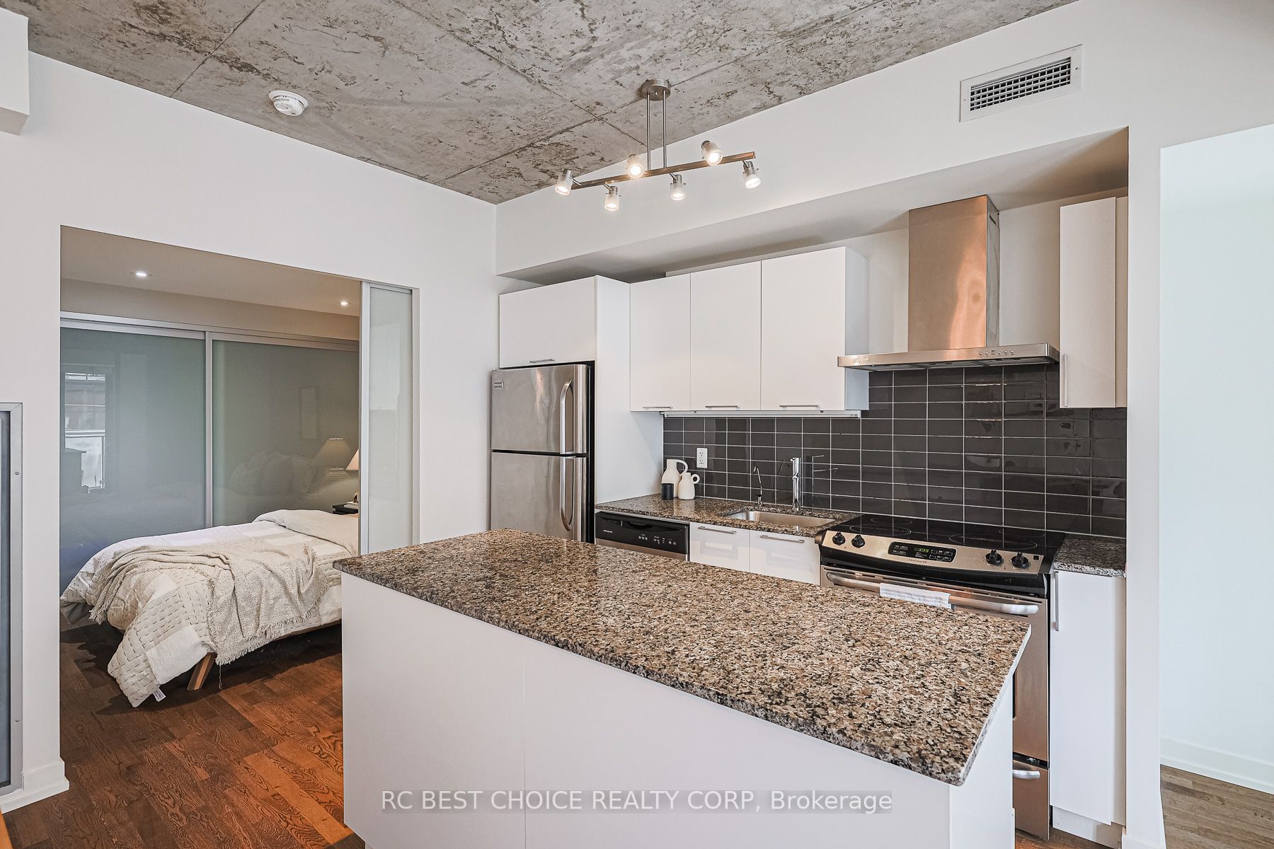 650 King St W, #410