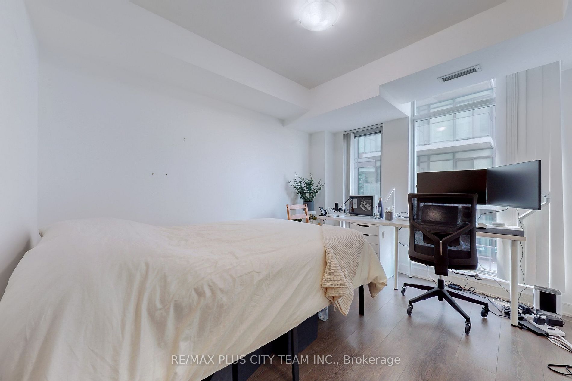 525 Adelaide St W, #1006