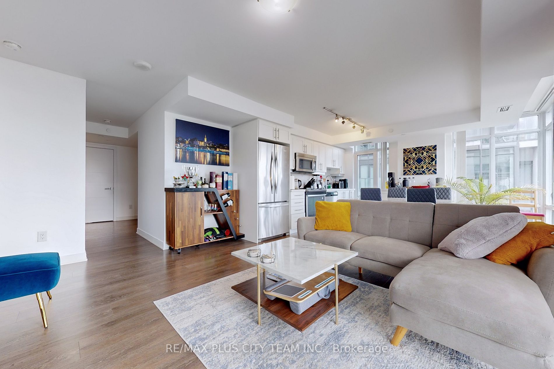 525 Adelaide St W, #1006