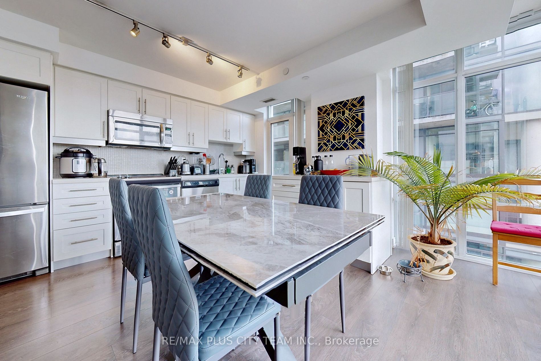 525 Adelaide St W, #1006