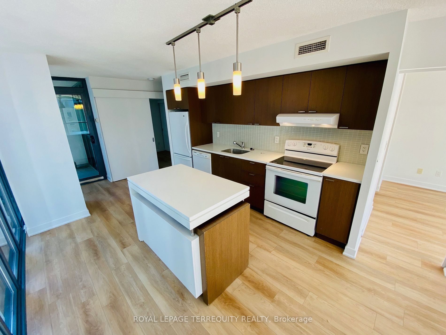 110 Charles St E, #707