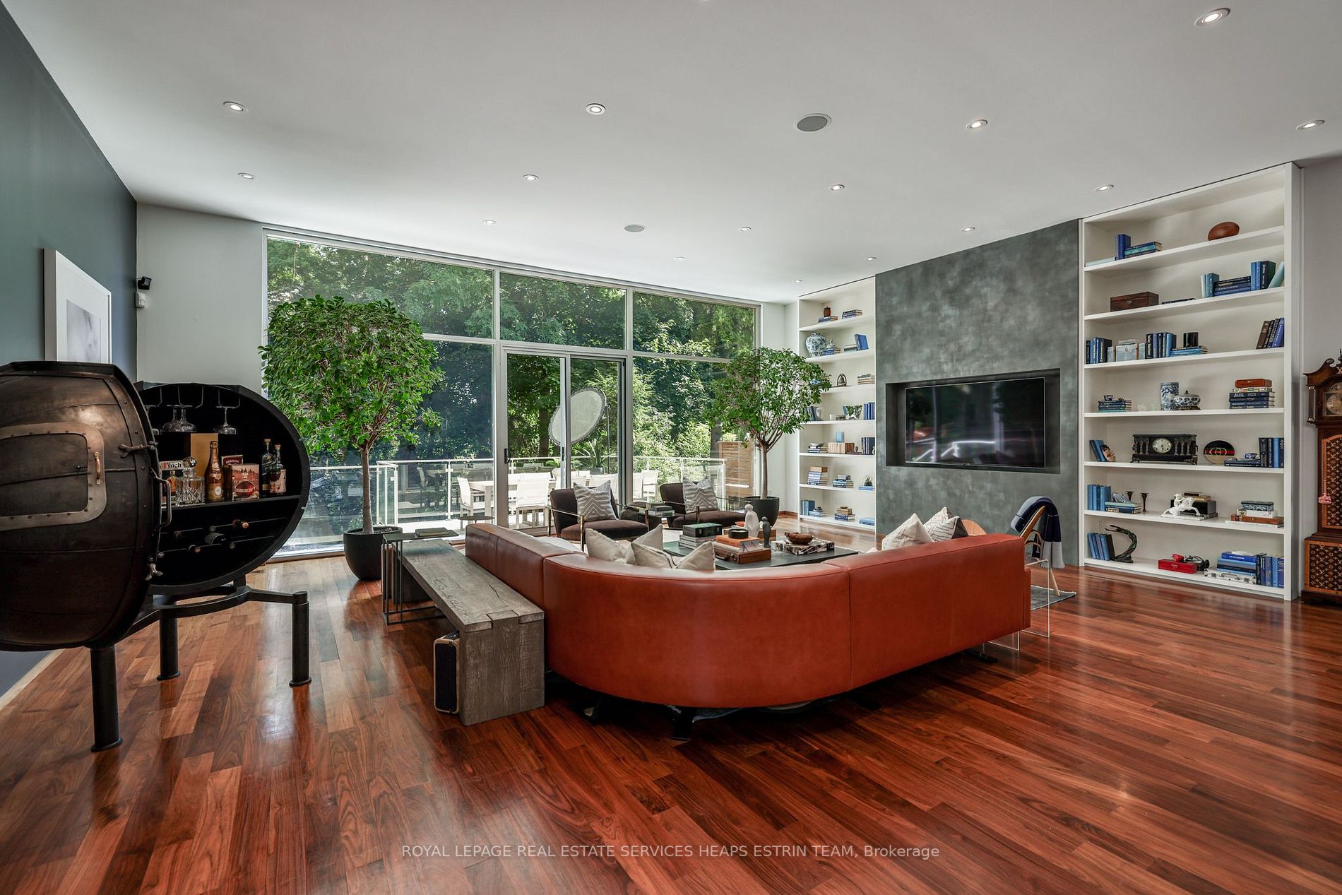 63 Douglas Cres