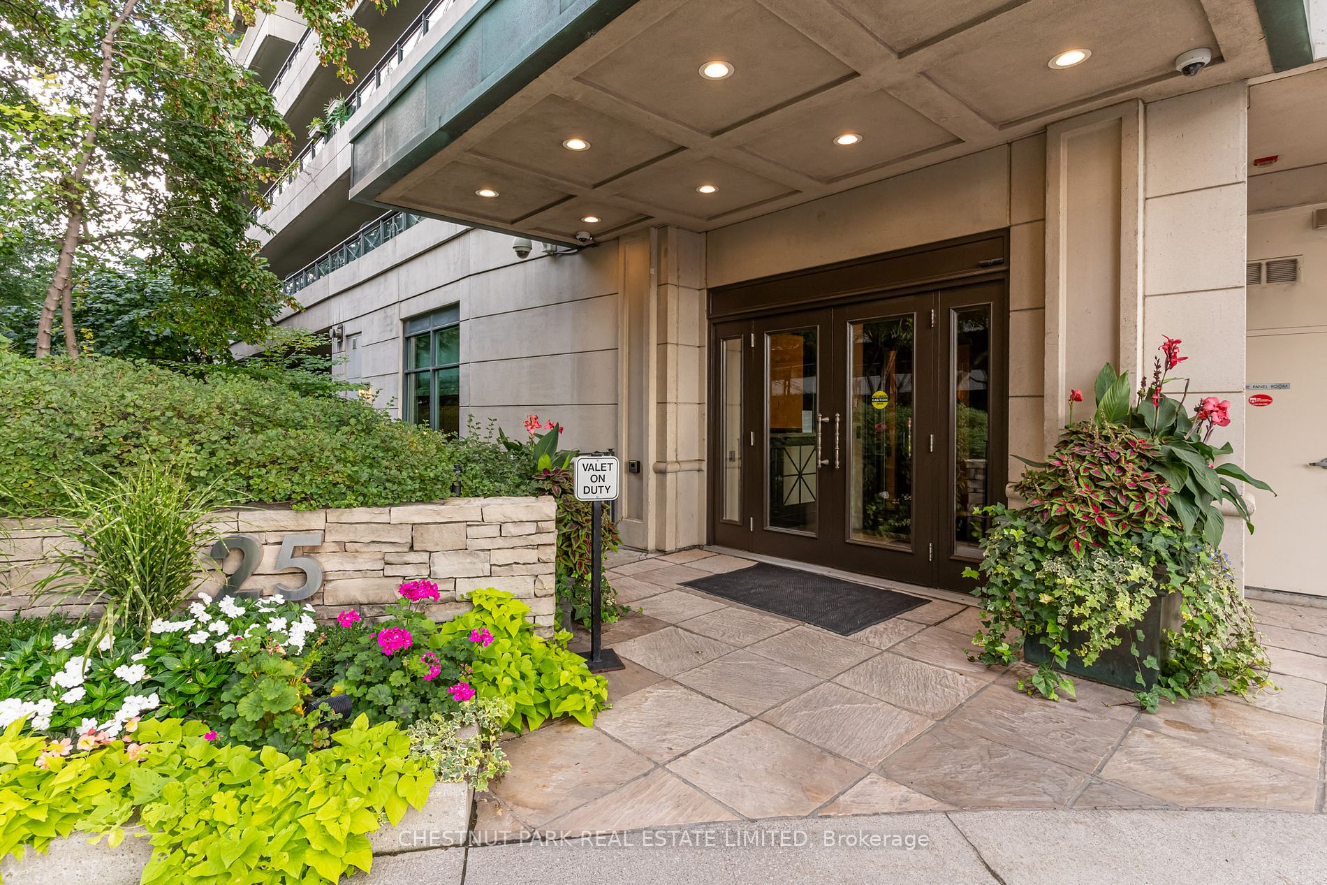25 Scrivener Sq, #701